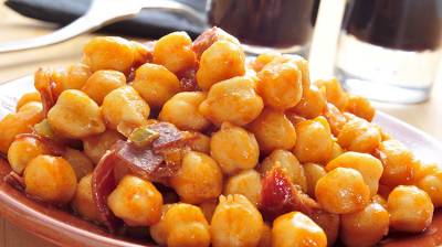 Garbanzos fritos con jamón y dátiles