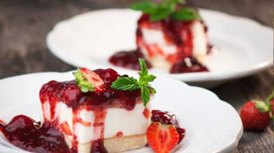 Pastel de queso fresco con salsa de frutas