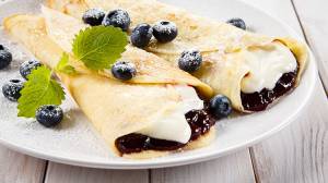 Crêpes rellenos de crema de arándanos