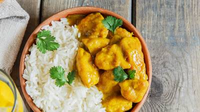 Pavo al curry con arroz y anacardos