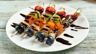 Brochetas al chocolate con frutas