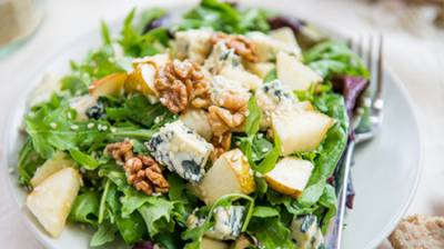 Ensalada de rúcula con peras tostadas, bacon y queso azul