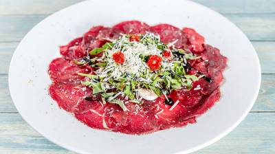 Carpaccio de buey con parmesano