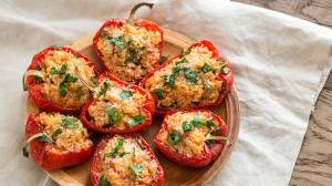 Pimientos rellenos de arroz y guisantes