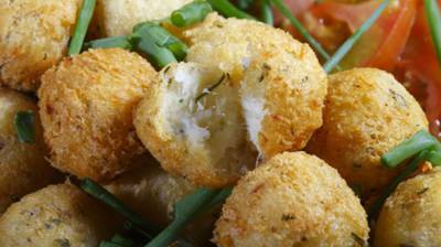 Buñuelos de bacalao en salsa de tomate