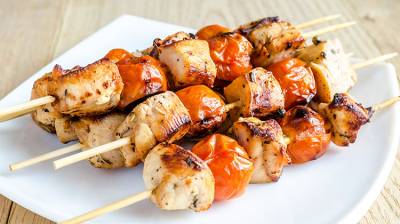 Brochetas de pollo con salsa roja