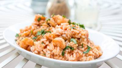 Risotto cremoso con langostinos y alcachofas