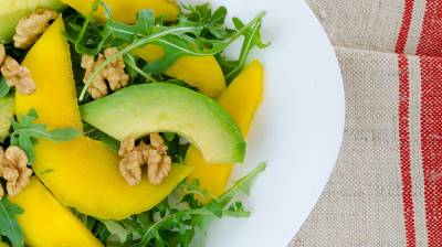 Ensalada de aguacate, mango y nueces a la vinagreta de cítricos