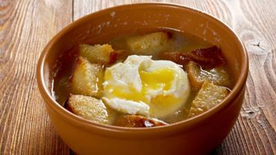 Sopa de huevos escalfados y pan