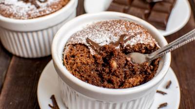 Brownie con manzana y nísperos