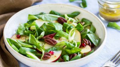 Ensalada de manzana roja con Idiazábal y canónigos