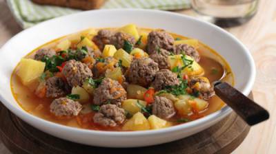 Patatas con albóndigas