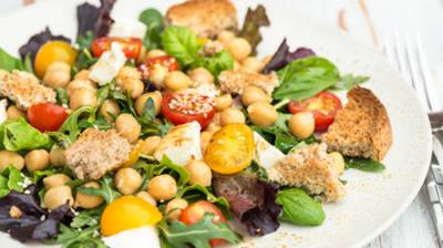 Ensalada de garbanzos con queso