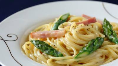 Pasta con espárragos, hierbas, panceta y trufa