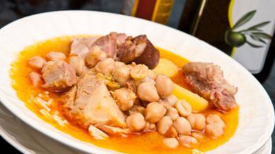 Patatas con garbanzos y manitas de cordero