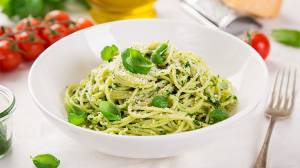 Espaguetis con pesto de berros