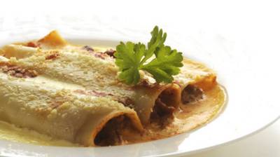 Canelones rellenos de paté al jerez y salsa mornay