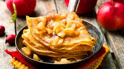 Crêpes con manzana confitada