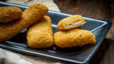 Croquetas de queso y confitura de caqui