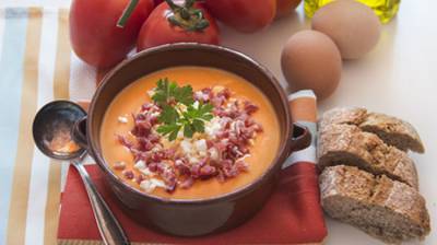 Salmorejo con huevo y jamón