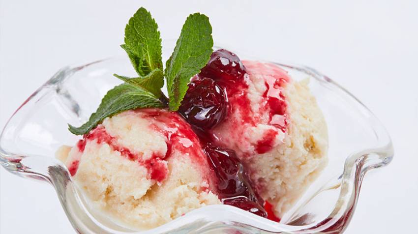 Helado con sopa de frutos rojos