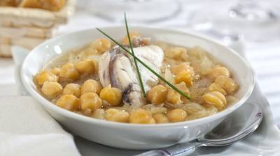 Puchero de garbanzos con rape al ajillo