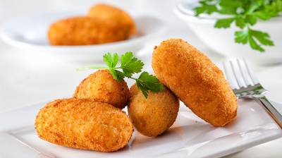 Croquetas de bacalao y gambones