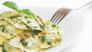 Raviolis de queso y de calabaza al pesto