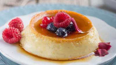 Flan de tres leches con frutas del bosque