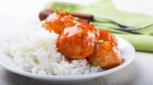 Arroz con albóndigas en salsa de pimientos