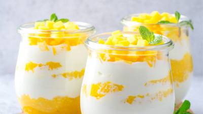 Crema de yogur con puré de mango