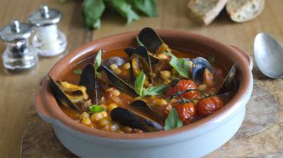 Olla de garbanzos con mejillones en salsa