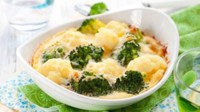 Coliflor y brécol gratinado con salsa de puerros y piñones