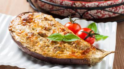 Berenjenas rellenas y ensalada de bacalao y albahaca