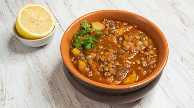 Lentejas estofadas con pimiento y oreja